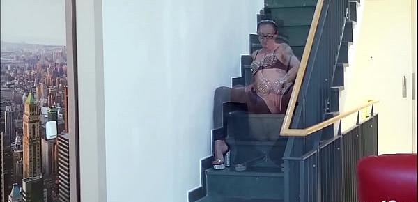 Schlanke deutsche MILF Stella blank durch die ganze Wohnung gefickt